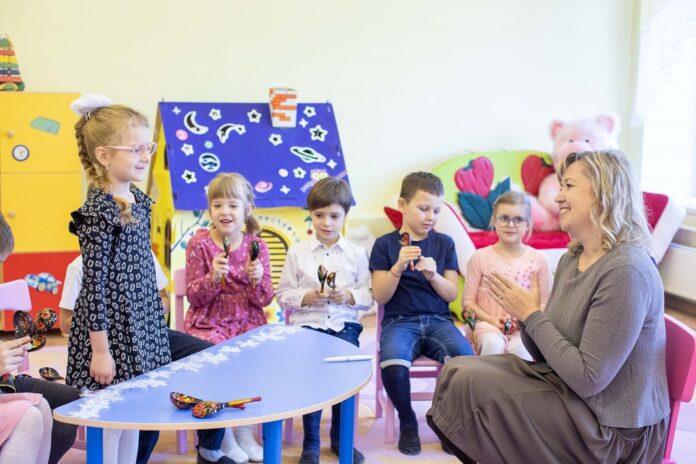 Меры дополнительной поддержки получают работники учреждений образования округа