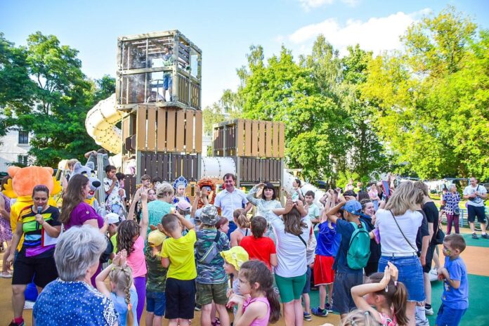 Новая детская площадка теперь и в микрорайоне Львовском