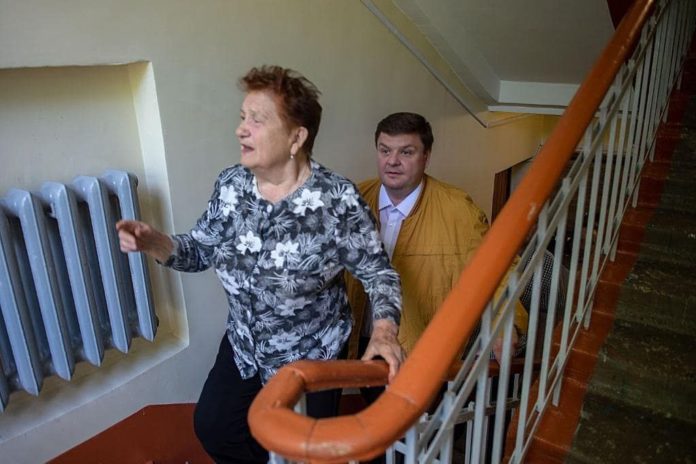 Николай Пестов проверил ход и качество ремонта подъездов в Климовске