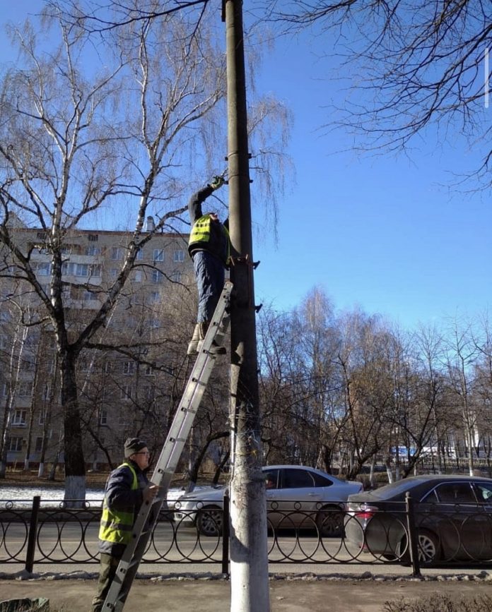 В Подольске ведутся работы по очистке рекламного мусора