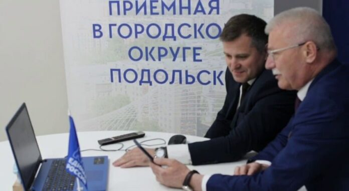 Депутат Московской областной Думы Павел Максимович с исполнительным секретарем местного отделения ВПП «Единая Россия»...