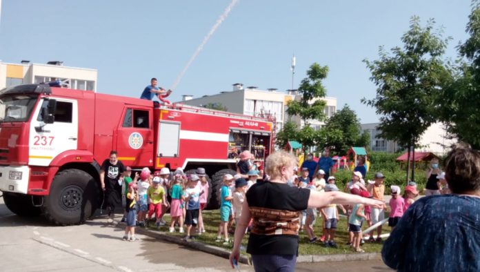 Пожарные Подольска организовали детям праздник Нептуна в Домодедово