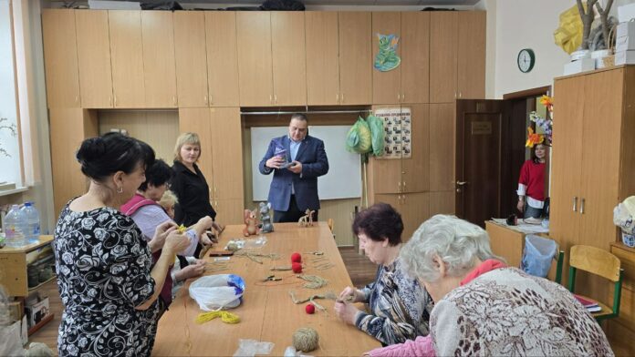 Партийцы побывали на занятии в клубе декоративно-прикладного искусства в Подольске