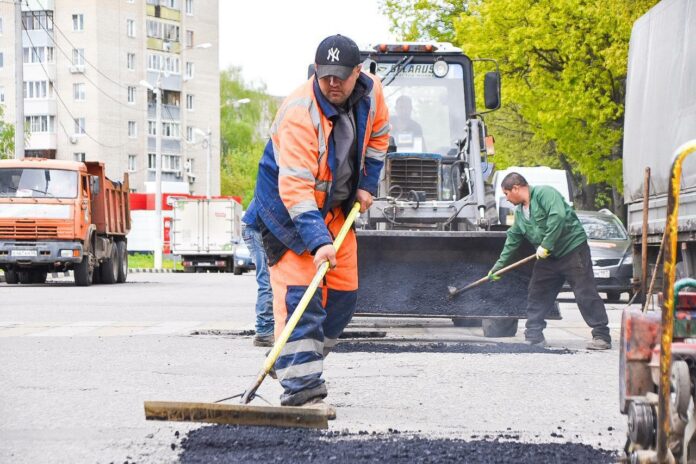 Ямочный ремонт дорог продолжается в Подольске