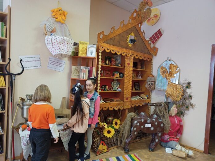 В библиотеке № 27 оформлены выставки «Родная старина» и «Веселые матрешки»