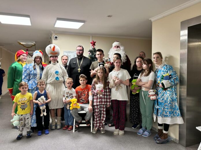 Волонтёры приехали порадовать маленьких пациентов подарками
