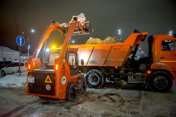 Работу дорожных и коммунальных служб по уборке снега проконтролировал Николай Пестов