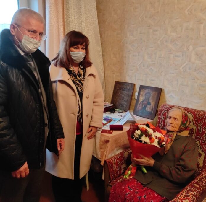 Памятные знаки «80 лет битвы за Москву» в эти дни вручают вручают участникам тех...