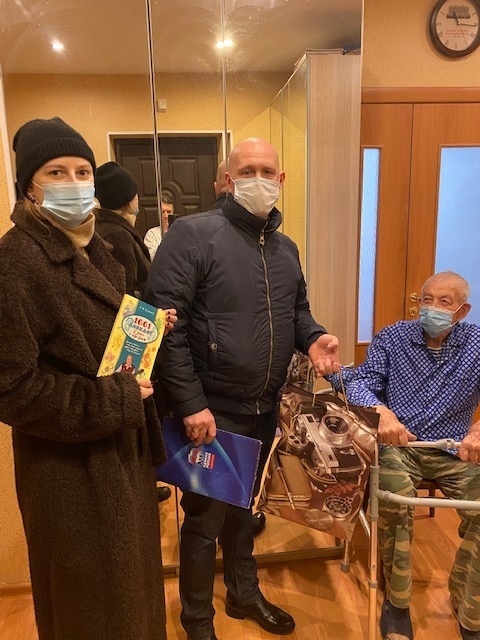 Депутат поздравил ветерана с Днем Защитника Отечества