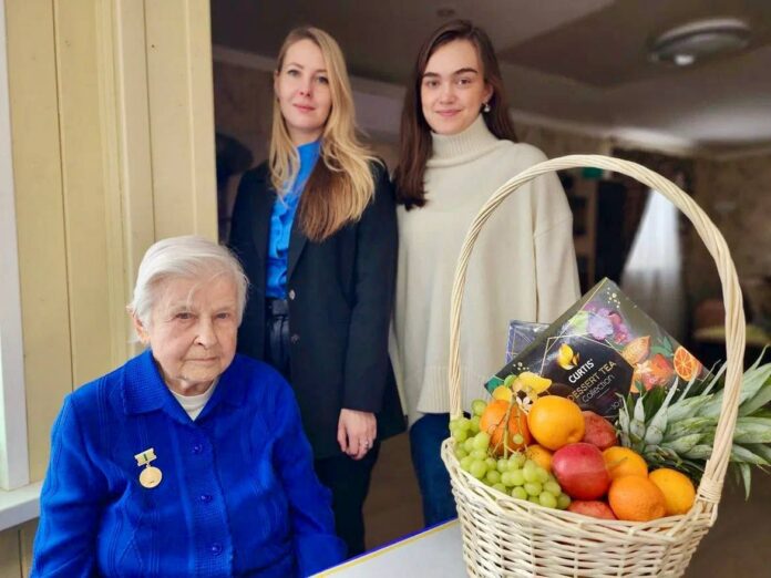 Подольские молодогвардейцы поздравили блокадницу из Серпухова с 80-летием снятия блокады Ленинграда