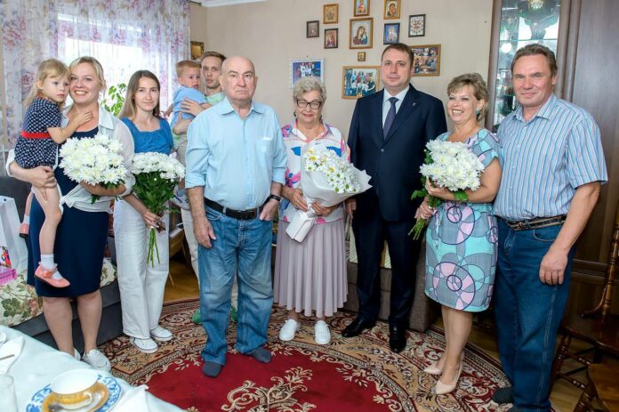 Семью Смирновых из Подольска наградили медалью «За любовь и верность»