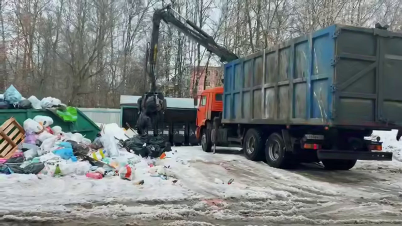 Коммунальщики расчищают проезды и вывозят мусор в Подольске