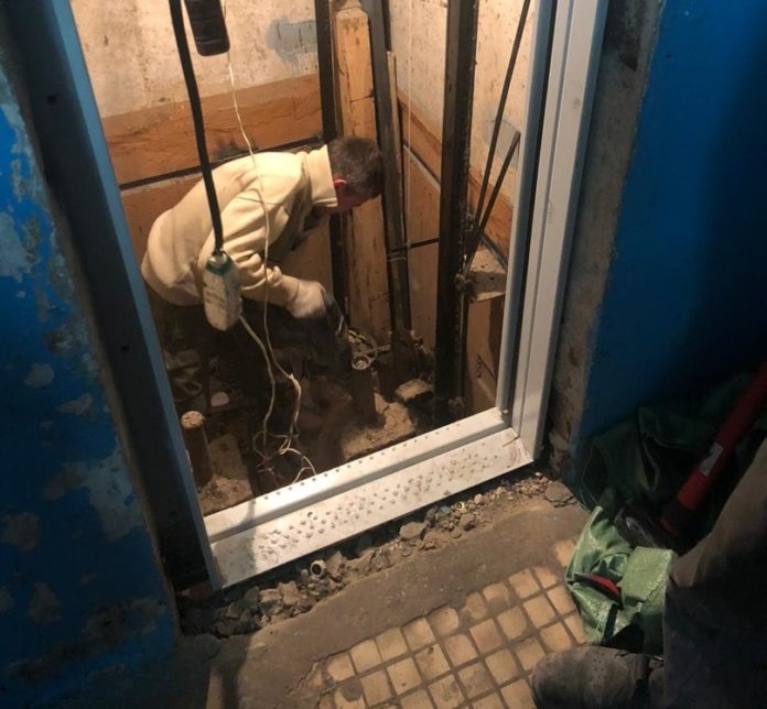 В доме № 13 на улице Советской микрорайона Климовск устанавливают новый лифт