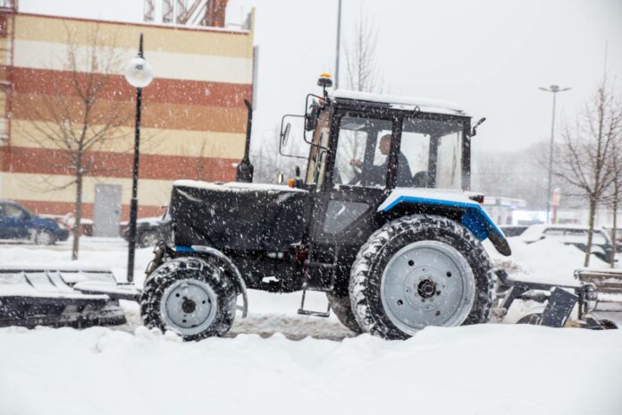 В рамках народной программы для обслуживания дорог еще весной было докуплено необходимое количество техники