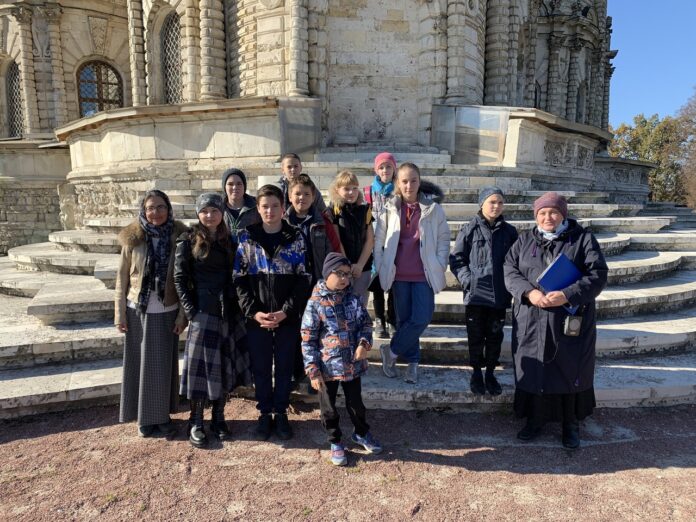Дети из социального центра «Гармония» посетили Знаменский храм