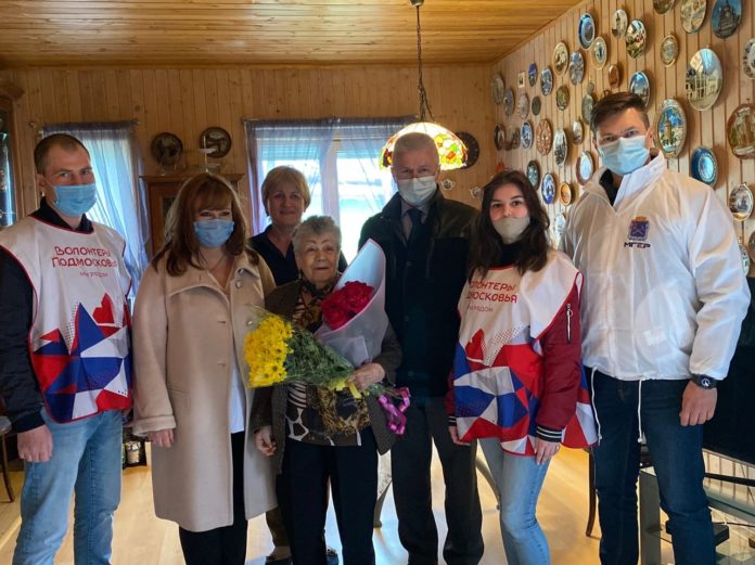 Представители администрации Городского округа Подольск поздравили ветерана труда