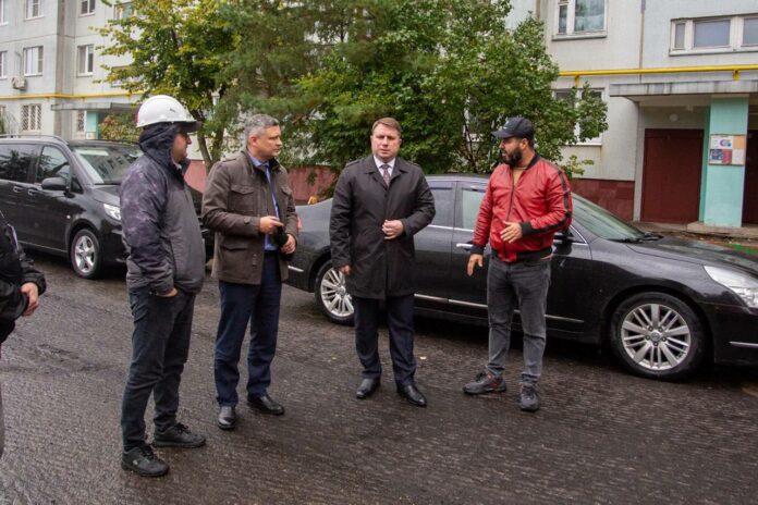 Ход благоустройства дворов на Парковой улице Подольска проверил Дмитрий Жариков