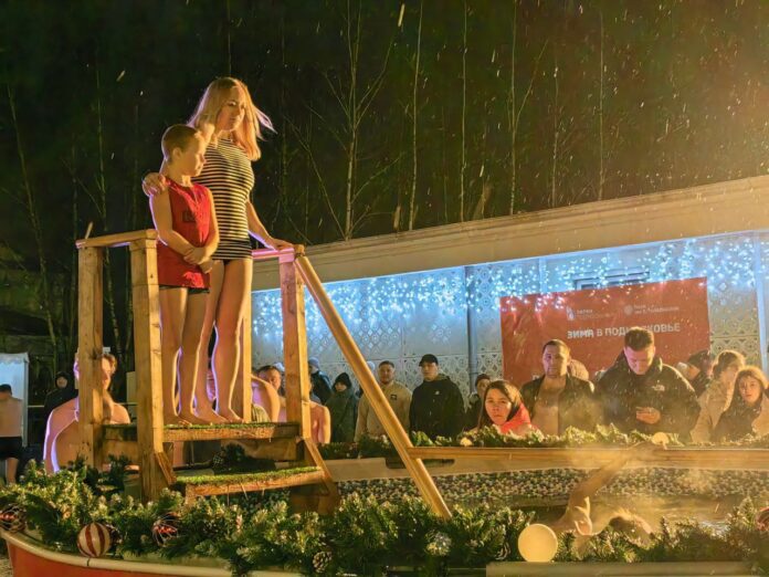 Подольчане присоединились к традиционным купаниям в Крещенскую ночь