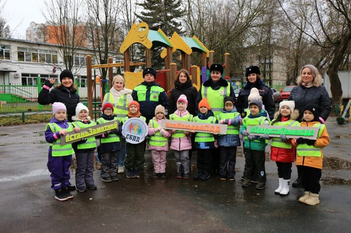 Сотрудники Госавтоинспекции г.о. Подольск  проводят уроки дорожной безопасности во дворах многоквартирных домов