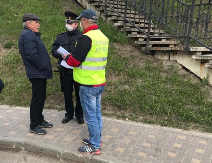 Сотрудники полиции несут службу в усиленном режиме