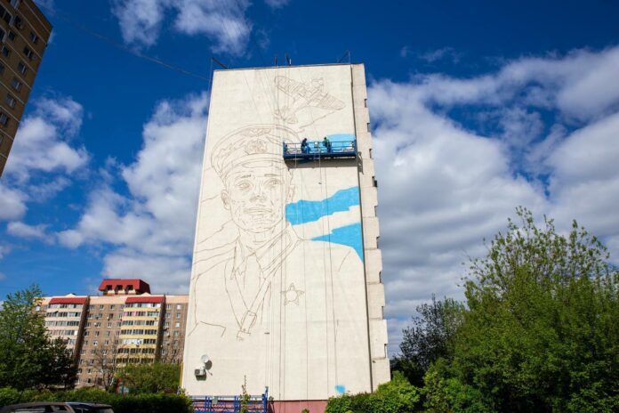 Граффити с портретом Виктора Талалихина создают на фасаде дома в Подольске