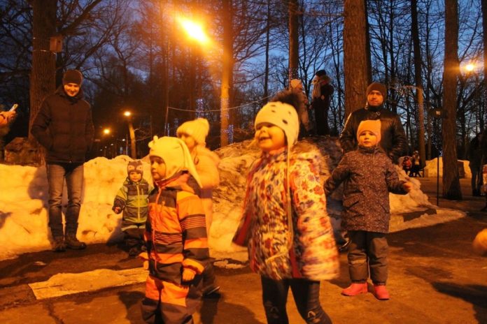 В парке «Дубрава» прошла вечерняя дискотека в честь Дня театра