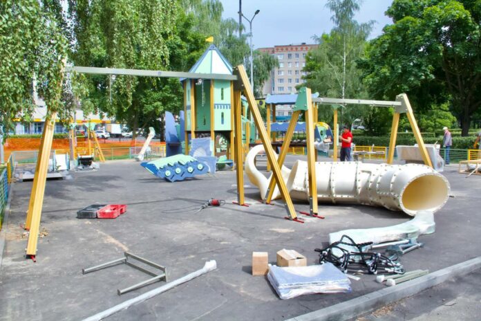 Установка игровых комплексов на пяти новых губернаторских ДИП началась в Подольске