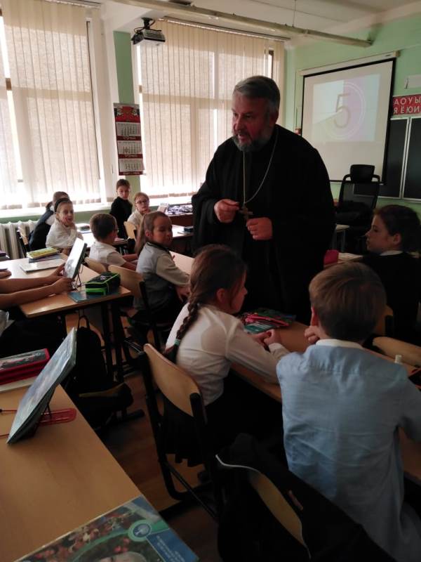 19 ноября настоятель Благовещенского храма деревни Матвеевское Андрей Саломасов посетил школу № 13