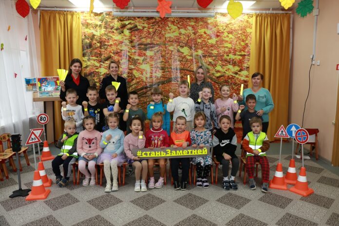 Сотрудники Госавтоинспекции обучают правилам дорожного движения с раннего возраста