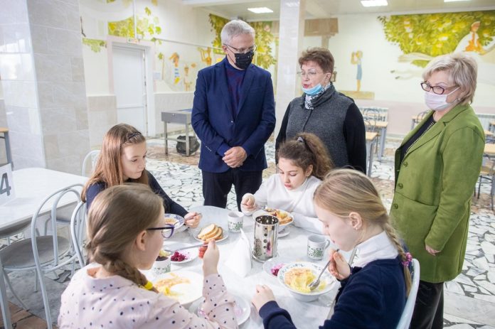 Депутат Госдумы Вячеслав Фетисов ознакомился с качеством питания учащихся в Лицее № 26