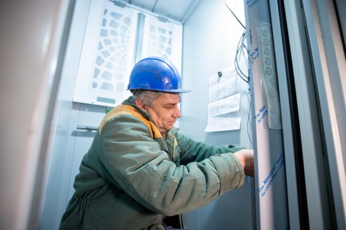 В Подольске продолжается замена лифтового оборудования