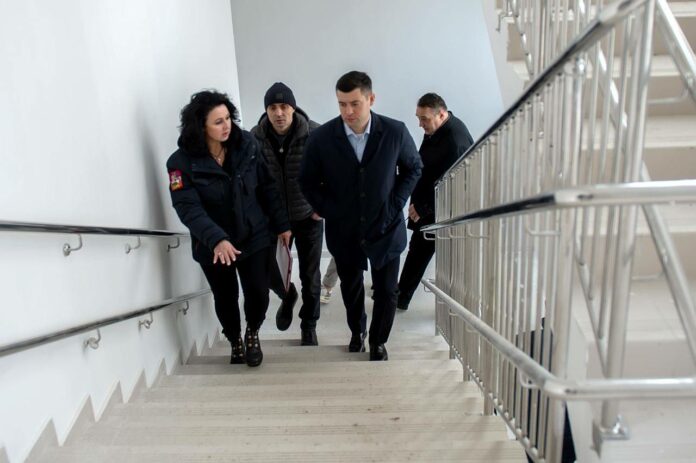 Глава Подольска проверил ход строительства детсада на Вокзальной улице