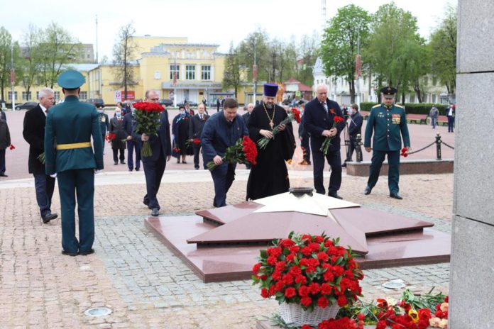 В День Победы в округе возложили цветы к Вечному огню на площади Славы