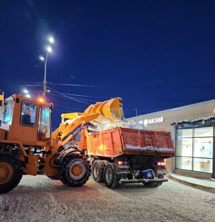 Более 400 человек убирают снег и наледь