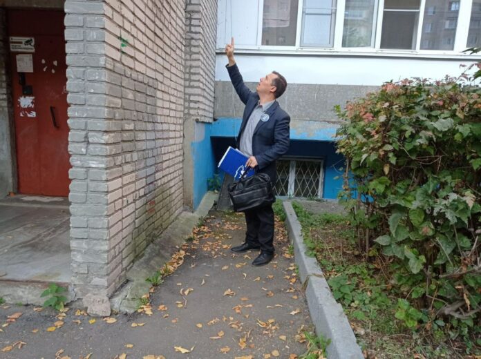 Партийцы и неравнодушные жители микрорайона Кутузово проверили готовность ливневых систем подъездных групп жилого дома