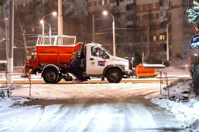 Коммунальные службы обработали порядка 400 км дорожный сети за ночь