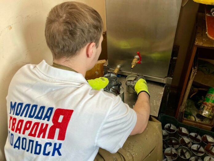 Подольские молодогвардейцы изготовили окопные свечи для военнослужащих