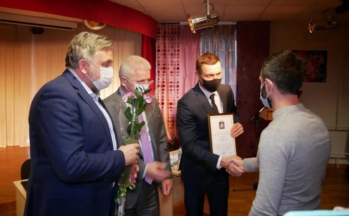 Волонтеры местного «Единая Россия» награждены за помощь врачам в медицинских учреждениях. 