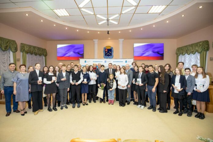 Юным подольчанам торжественно вручили паспорта