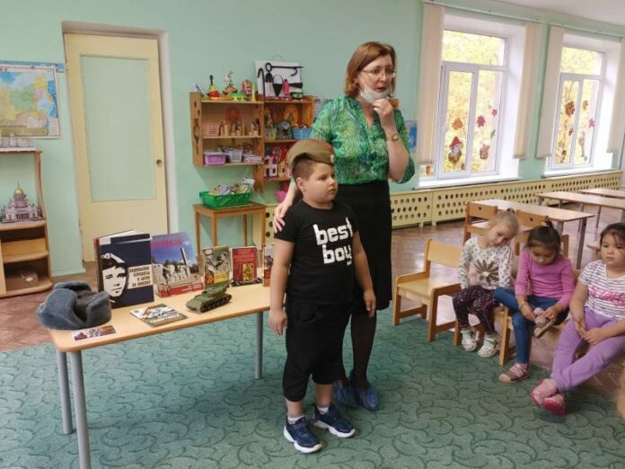 К предстоящему Дню памяти подвига Подольских курсантов воспитанников детского сада «Аленький цветочек» познакомили с...