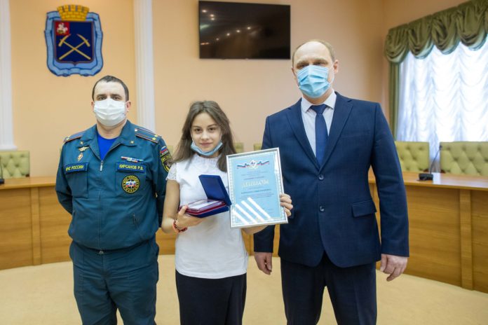 Подольчан наградили за спасение детей