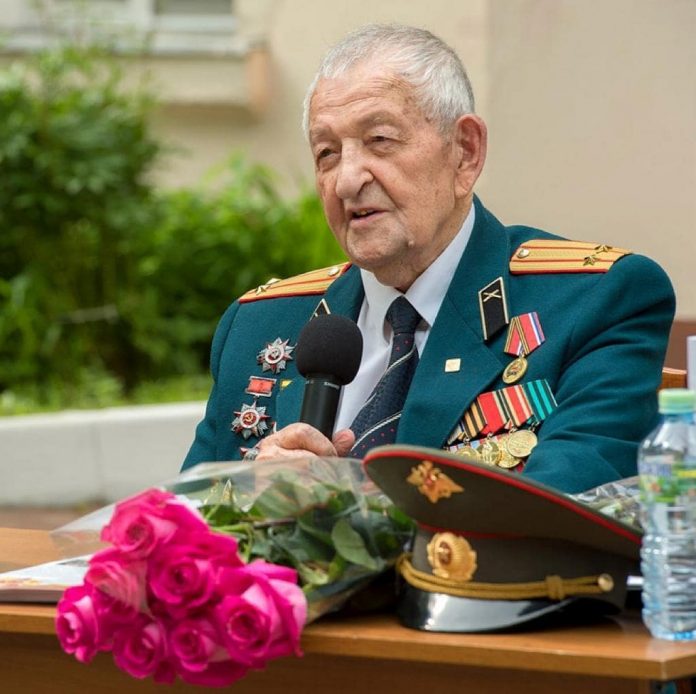 Ветеран Великой Отечественной войны Георгий Михайлович Баранов поздравил женщин с праздником 8 Марта