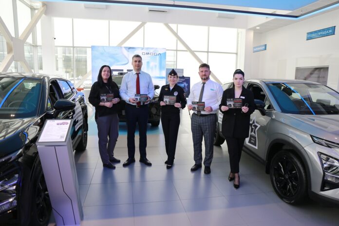 Подмосковные автоинспекторы проводят профилактические беседы в автосалонах