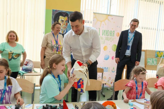 В День защиты детей партийцы навестили маленьких пациентов реабилитационного центра