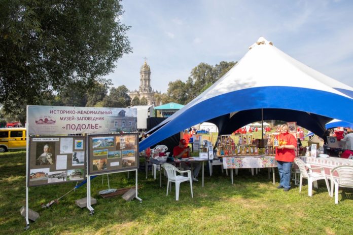 Желающие могут посетить выставки и мастер-классы на фестивале «Славянское подворье»