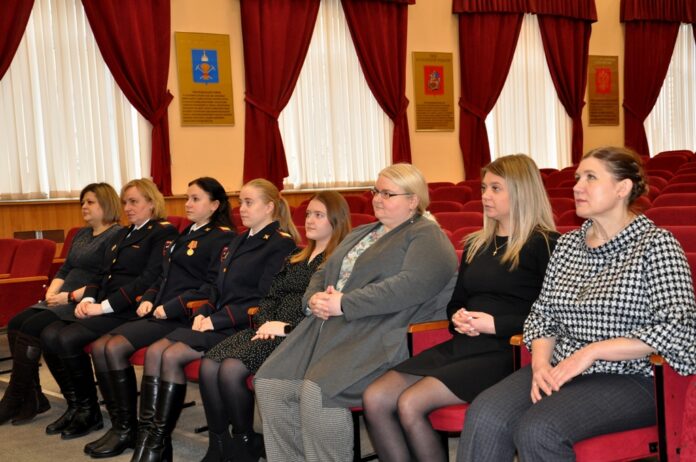 В Подольске начальник УМВД поздравил сотрудников отделения делопроизводства и режима с профессиональным праздником