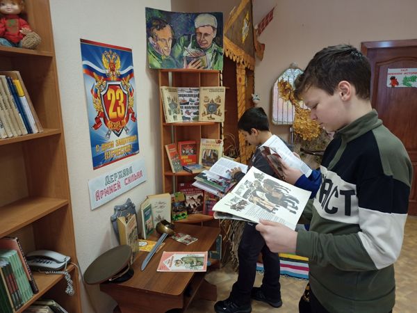 В детской библиотеке № 27 представлена выставка-инсталляция «Держава армией сильна»