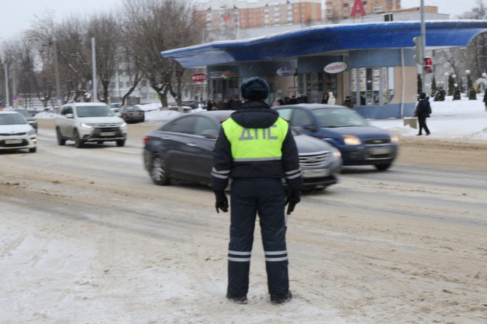 Жителей округа призвали быть внимательными на дорогах во время сложных климатических условий
