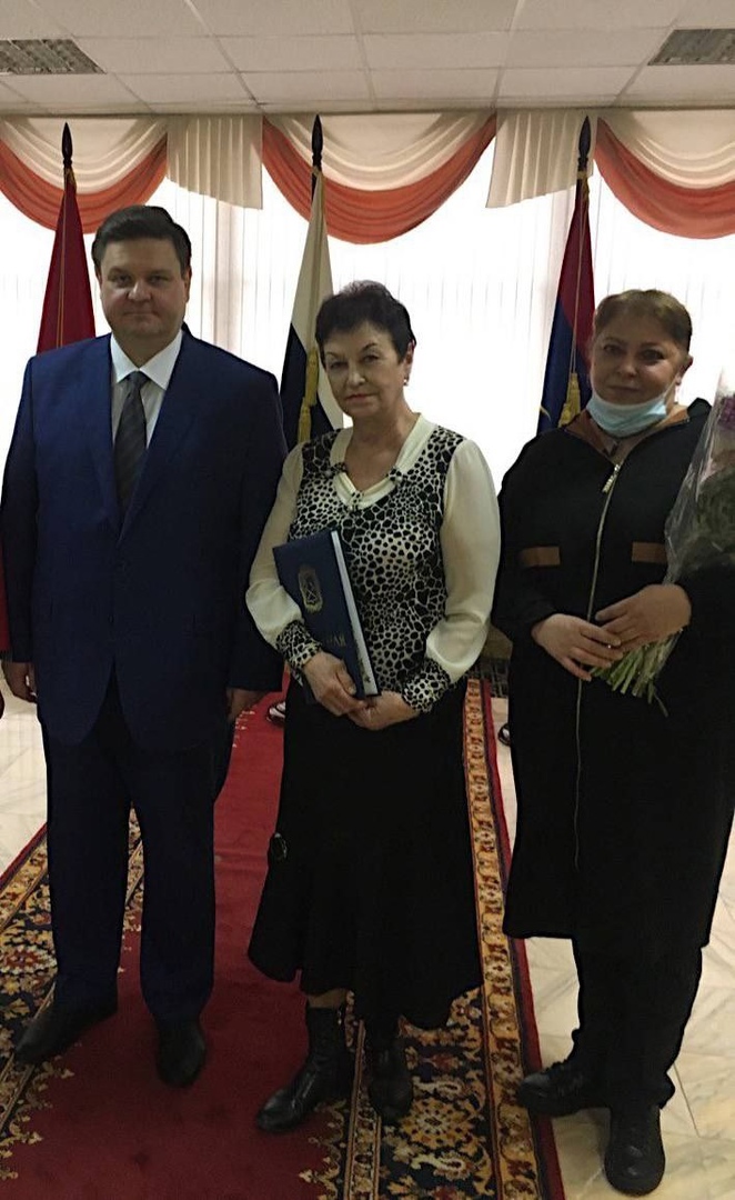 Глава округа Николай Игоревич Пестов вручил награды трудовой династии семье Яцеленко