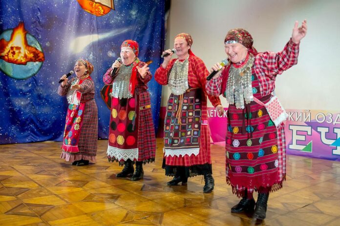 «Бурановские бабушки» приехали к беженцам в Подольск
